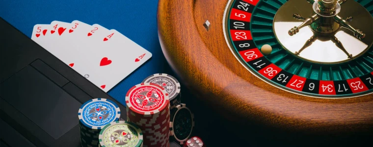 Bàn Baccarat nỉ xanh nhìn từ trên xuống với ba ô cược Player, Banker, Tie, hai cụm lá bài và vài chồng chip minh họa cho hướng dẫn luật chơi.